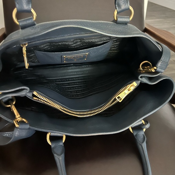 This bag is in mint condition. Purchased in 2015 and barely used. No scratches. - Picture 2 of 10